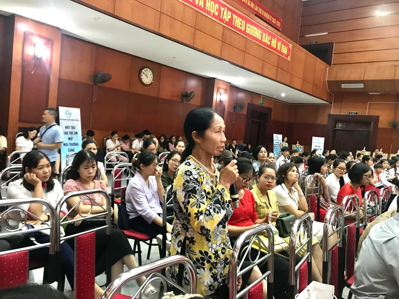 Gần 200 phụ nữ và trẻ em, đại diện các tầng lớp trên địa bàn thành phố tham dự diễn đàn. (Ảnh: Kim Thu/TTXVN)