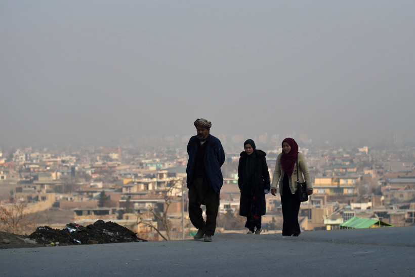 Người dân di chuyển trên đường phố tại Kabul, Afghanistan, khi lệnh ngừng bắn một phần có hiệu lực ngày 22/2/2020. (Ảnh: AFP/ TTXVN)