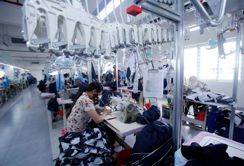 Dây chuyền sản xuất các sản phẩm may mặc xuất khẩu tại Công ty Cổ phần may và dịch vụ Hưng Long (Thị xã Mỹ Hào). (Ảnh: Phạm Kiên/TTXVN)