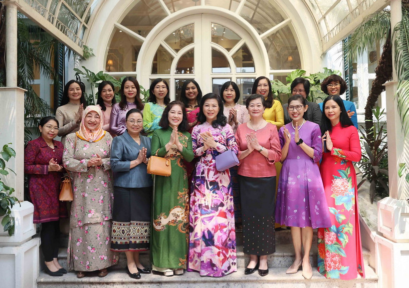 Phu nhân Tổng Bí thư, Chủ tịch nước, bà Ngô Phương Ly với các đại biểu tại buổi gặp mặt. (Ảnh: An Đăng/TTXVN)