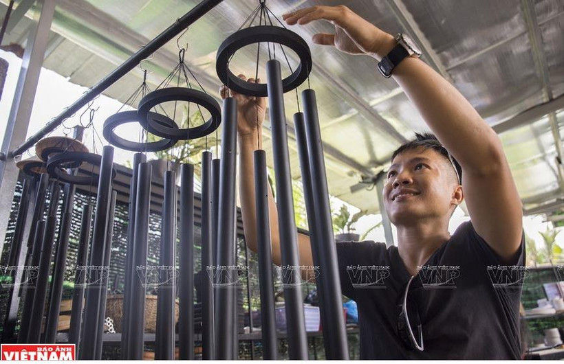 Xưởng chuông của Đức Trần hiện nay có rất nhiều loại chuông gió với kích thước và âm thanh riêng biệt. (Ảnh: Thông Hải) 