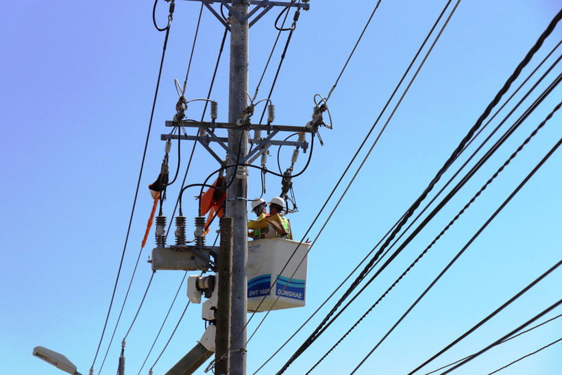 Thi công đường dây trên đường 786, thị trấn Bến Cầu, huyện biên giới Bến Cầu, tỉnh Tây Ninh. (Ảnh: Lê Đức Hoảnh/TTXVN)