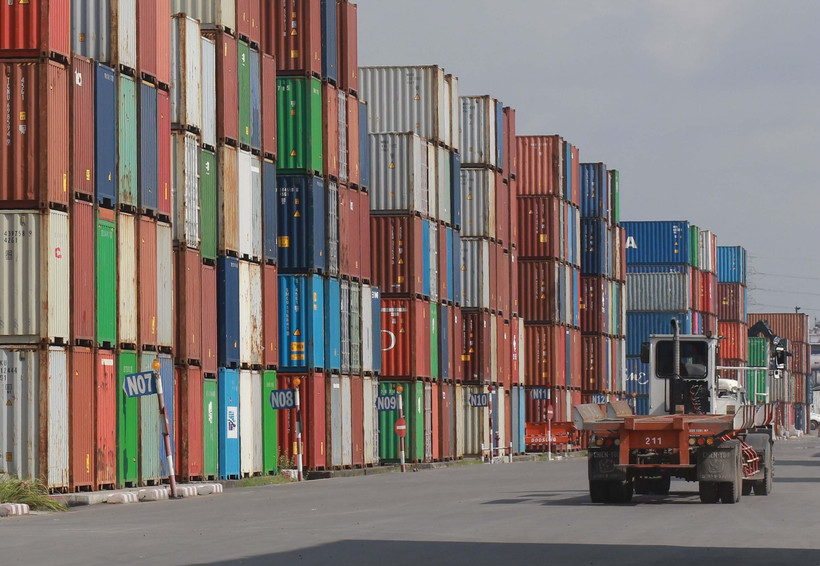 Các container hàng hóa tại Tân cảng Cát Lái. (Ảnh: Quang Châu/TTXVN)