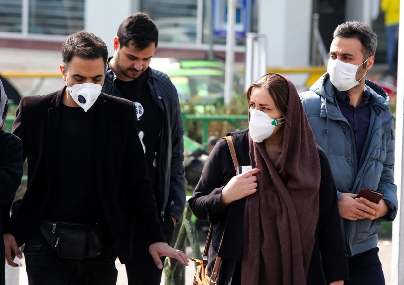 Người dân đeo khẩu trang đề phòng lây nhiễm COVID-19 tại Tehran, Iran ngày 22/2. (Ảnh: AFP/TTXVN)