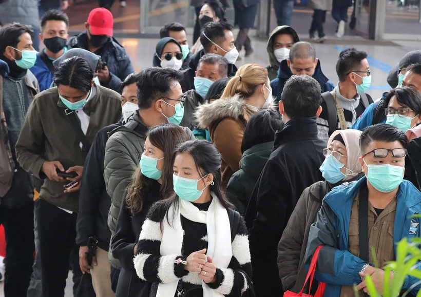 Khách du lịch đeo khẩu trang để phòng tránh lây nhiễm COVID-19 tại nhà ga tàu hỏa ở Seoul, Hàn Quốc. (Ảnh: Yonhap/TTXVN)