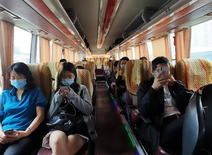 Xe khách thưa thớt người đi do lo ngại dịch bệnh COVID-19 trong thời gian qua. (Ảnh: Việt Hùng/Vietnam+)