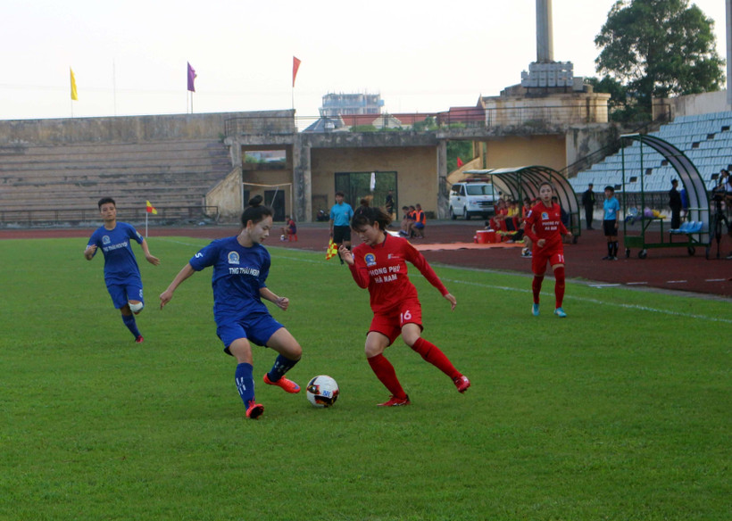 Một pha tranh bóng trong trận khai mạc. (Ảnh: Đại Nghĩa/TTXVN)