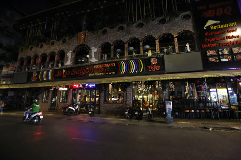 Một nhà hàng lớn trên đường Bùi Viện (quận 1) đã tạm ngừng kinh doanh. (Ảnh: Thành Chung/TTXVN