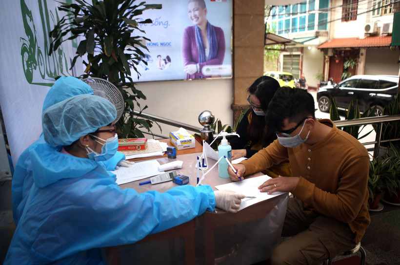 Khai báo y tế, phục vụ sàng lọc người có yếu tố dịch tế để phân luồng. (Ảnh: Danh Lam/TTXVN)