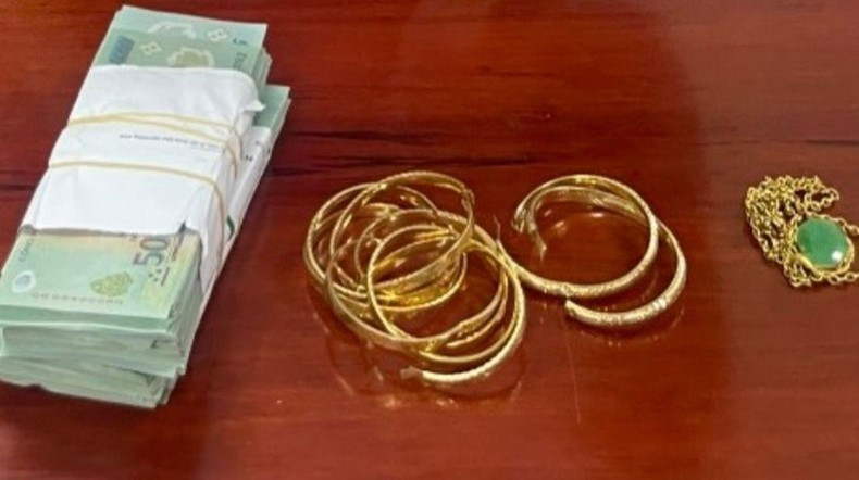 Tang vật thu giữ được trong một vụ lừa đảo chiếm đoạt tài sản. (Ảnh: TTXVN phát)