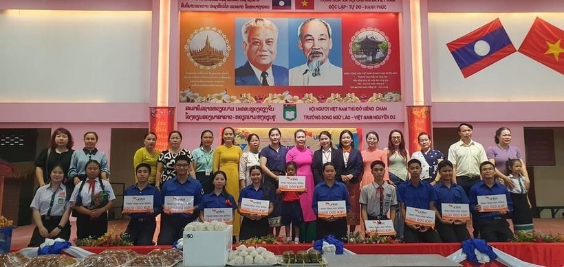 Trao học bổng cho học sinh tại buổi lễ kỷ niệm Ngày Quốc tế Thiếu nhi 1/6. (Ảnh: TTXVN phát)