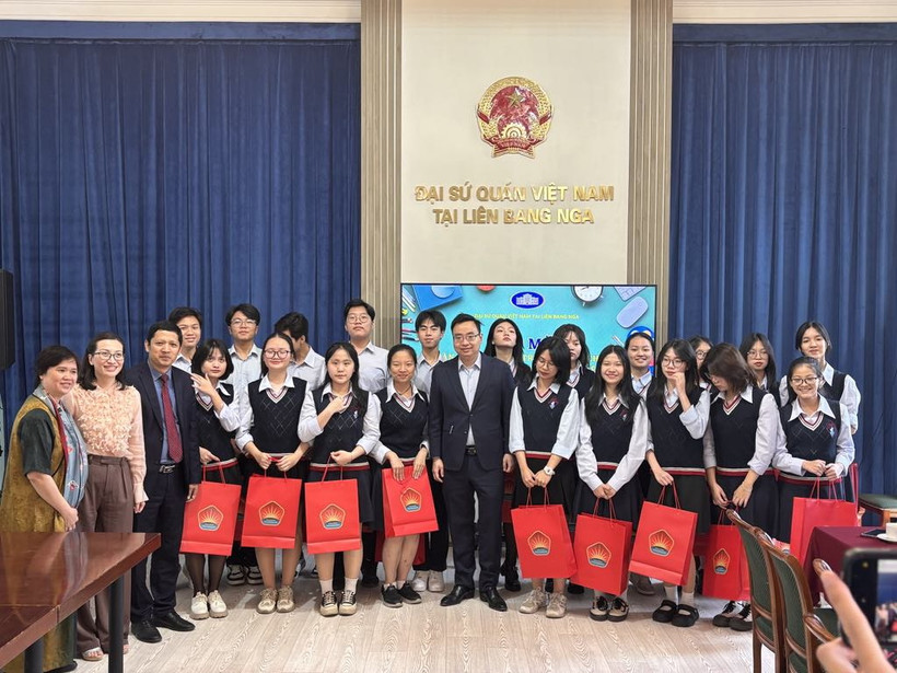 Đại diện lãnh đạo Đại sứ quán Việt Nam tại Liên bang Nga, Quỹ “Truyền thông và hữu nghị” tặng quà lưu niệm cho các em học sinh chuyên ngữ và giáo viên. (Ảnh: Tâm Hằng/TTXVN)