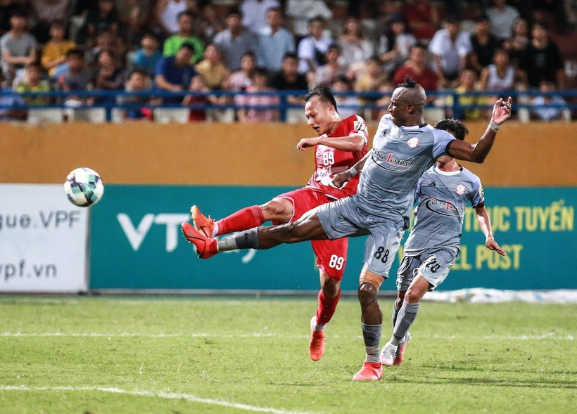 CLB Thành phố Hồ Chí Minh (áo xám) thua Viettel và có nguy cơ mất ngôi đầu. (Ảnh: Trọng Đạt/TTXVN)