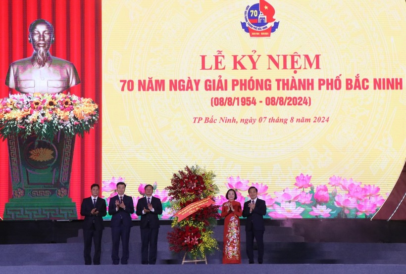 Ủy viên Trung ương Đảng, Phó Chủ tịch Quốc hội Nguyễn Thị Thanh (thứ 2 từ phải) tặng hoa chúc mừng Lễ Kỷ niệm. (Ảnh: Thanh Thương/TTXVN)