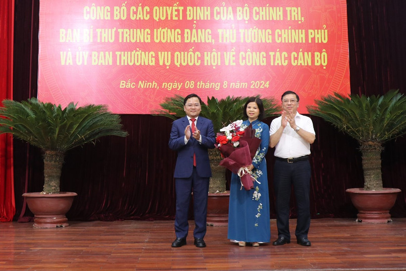 Bí thư Tỉnh ủy Bắc Ninh Nguyễn Anh Tuấn (ngoài cùng bên trái) và đại diện Ban Tổ chức Trung ương trao Quyết định phê chuẩn kết quả bầu bà Nguyễn Hương Giang, Phó Bí thư Thường trực tỉnh ủy Bắc Ninh giữ chức Chủ tịch HĐND tỉnh. (Ảnh: Thanh Thương/TTXVN)