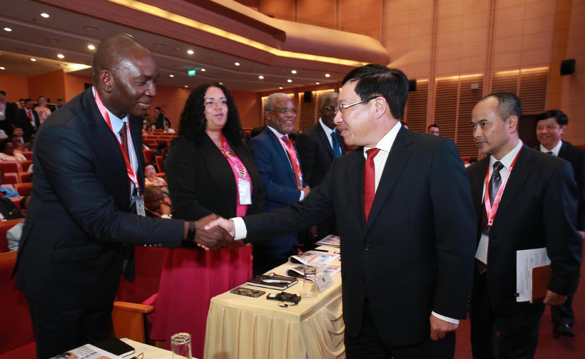 Phó Thủ tướng, Bộ trưởng Bộ Ngoại giao Phạm Bình Minh với các đại sứ, đại biện, đại diện các nước Trung Đông-châu Phi tại Việt Nam. (Ảnh: Lâm Khánh/TTXVN)