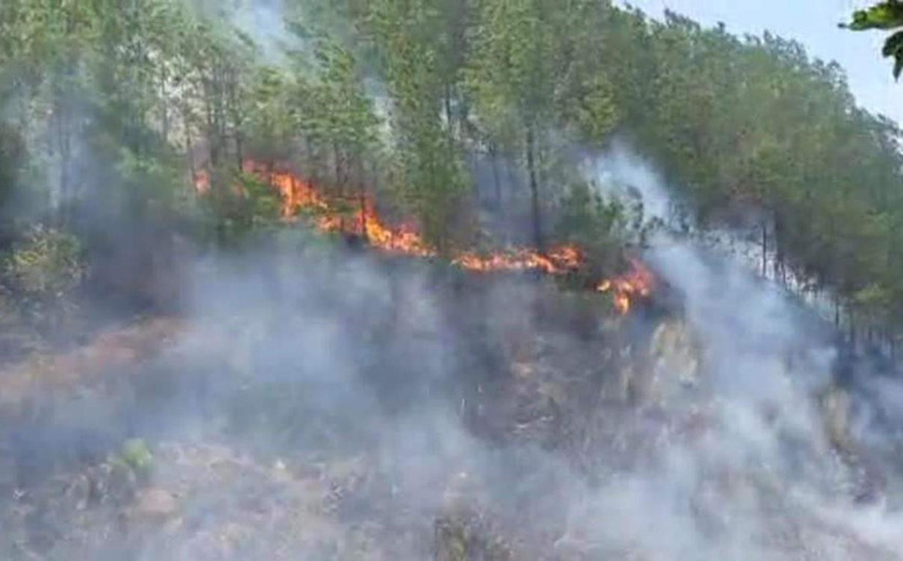 Thời gian qua đã xảy ra nhiều đám cháy rừng ở miền Trung do người dân bất cẩn dùng lửa. Trong ảnh: Cháy rừng ở huyện Hương Sơn, Hà Tĩnh. (Ảnh: TTXVN)