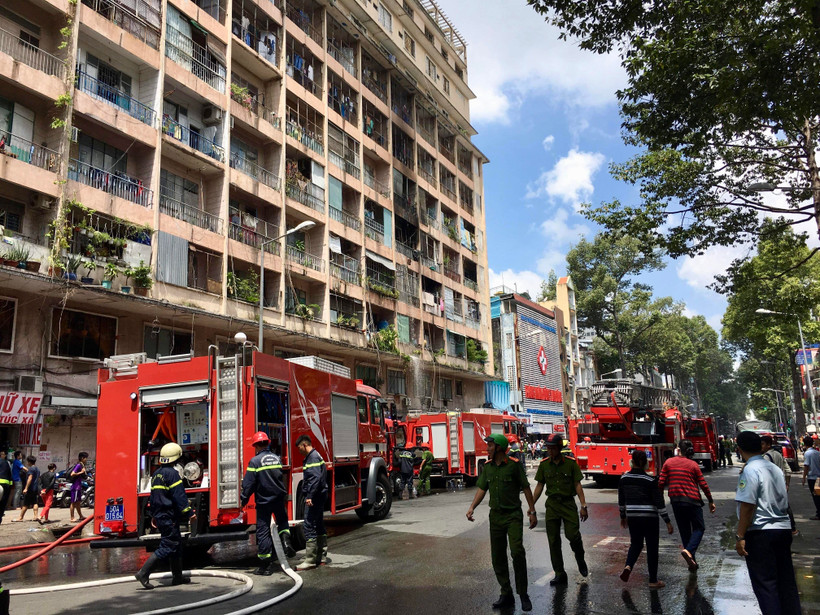 Cảnh sát phòng cháy chữa cháy kịp thời triển khai các biện pháp chữa cháy, cứu được 28 người bị mắc kẹt. (Ảnh: Thành Chung/TTXVN)