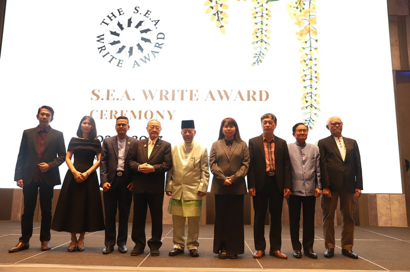 Nhà văn Nguyễn Bình Phương (thứ ba từ phải sang) cùng các tác giải được trao Giải thưởng nhà văn Đông Nam Á c2022. (Ảnh: Đỗ Sinh/TTXVN)