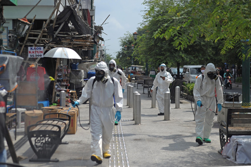 Phun thuốc khử trùng nhằm ngăn chặn sự lây lan của dịch COVID-19 tại Yogyakarta, Indonesia ngày 10/9/2020. (Ảnh: THX/TTXVN)
