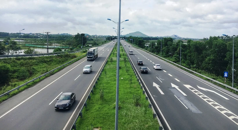 Phương tiện lưu thông trên một đoạn tuyến đường cao tốc được đầu tư và đưa vào vận hành, khai thác. (Ảnh: PV/Vietnam+)