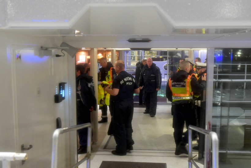 Cảnh sát Hungary điều tra tàu chở khách Viking Cruises Sigyn sau vụ va chạm với du thuyền "Hableany" trên sông Danube khiến 7 người thiệt mạng, 21 người mất tích tối 30/5/2019. (Ảnh: AFP/TTXVN)