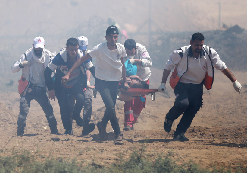 Nhân viên y tế chuyển người biểu tình Palestine bị thương trong cuộc đụng độ với binh sỹ Israel tại biên giới Dải Gaza - Israel ngày 15/5/2019. (Ảnh: THX/ TTXVN)