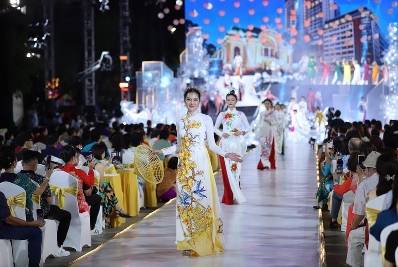 Lễ hội Áo dài Thành phố Hồ Chí Minh lần thứ 10 năm 2024, với chủ đề “Tôi yêu Áo dài Việt Nam.” (Ảnh: Thu Hương/TTXVN)