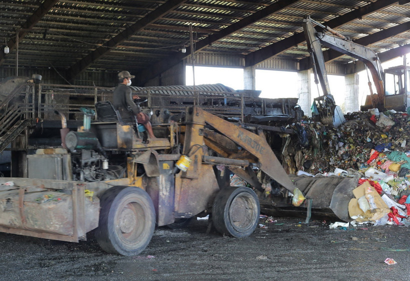 Nhà máy xử lý chất thải rắn Xuân Trường đang hoạt động với công suất xử lý bình quân 350 tấn rác/ngày đêm cho thành phố Đà Lạt. (Ảnh: Nguyễn Dũng/TTXVN)