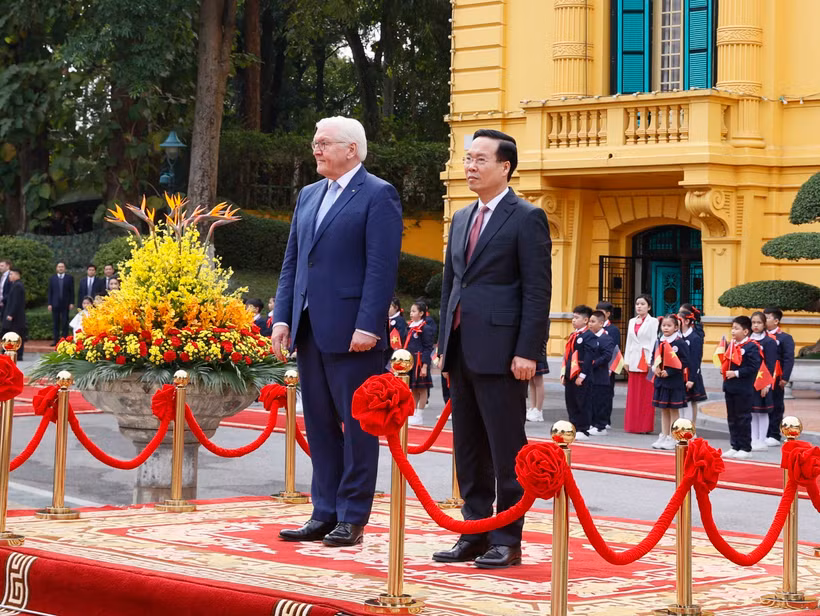 Chủ tịch nước Võ Văn Thưởng và Tổng thống CHLB Đức Frank-Walter Steinmeier nghe quân nhạc cử Quốc thiều hai nước. (Ảnh: Thống Nhất/TTXVN)