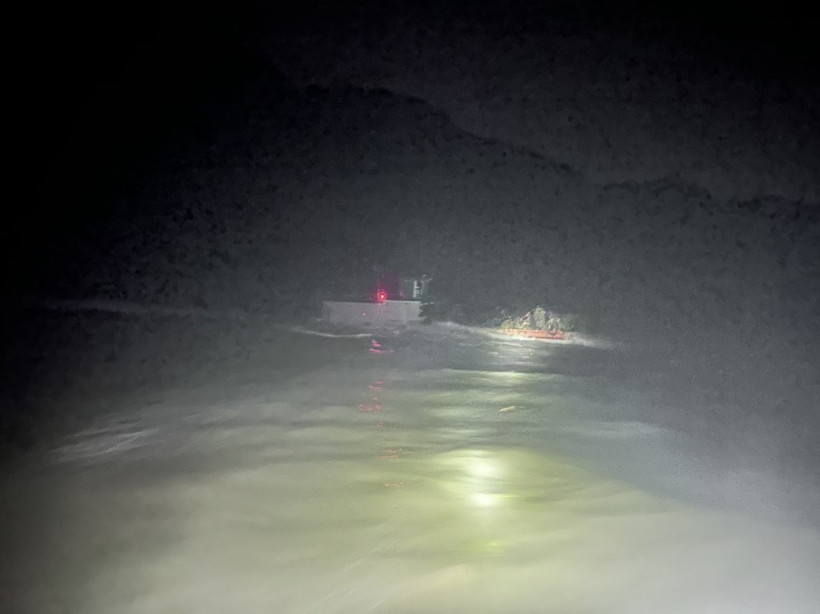 Xuồng cứu hộ, cứu nạn của Đồn Biên Phòng Quan Lạn và Ngọc Vừng tiếp cận tàu vận tải của các thuyền viên Trung Quốc gặp nạn trên biển trong đêm. (Ảnh: TTXVN phát)