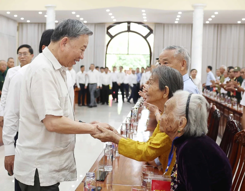 Tổng Bí thư Tô Lâm thăm hỏi các đại biểu. (Ảnh: Thống Nhất/TTXVN)