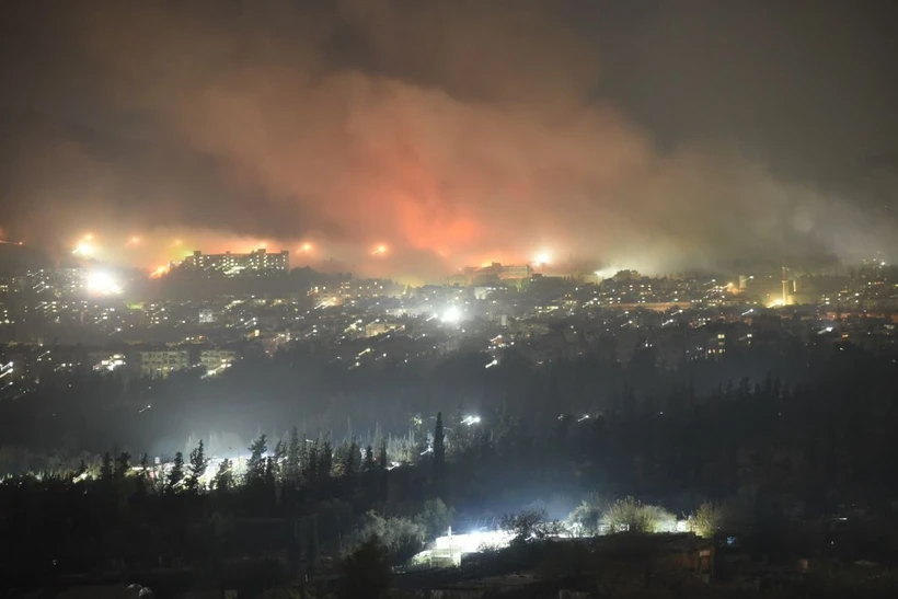 Khói bốc lên sau cuộc không kích xuống thủ đô Damascus, Syria ngày 9/12. (Ảnh: THX/TTXVN)