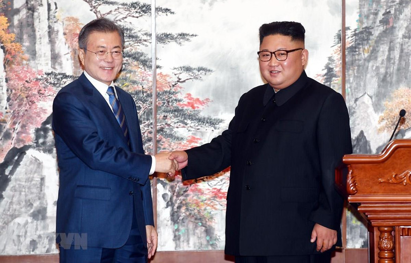 Nhà lãnh đạo Triều Tiên Kim Jong-un (phải) và Tổng thống Hàn Quốc Moon Jae-in tại hội nghị thượng đỉnh liên Triều lần thứ 3 ở Bình Nhưỡng ngày 19/9/2018. (Nguồn: AFP/TTXVN)