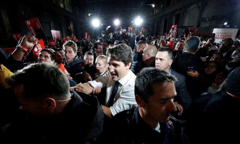 Thủ tướng Justin Trudeau (Áo trắng) vận động tranh cử. (Nguồn: Reuters)