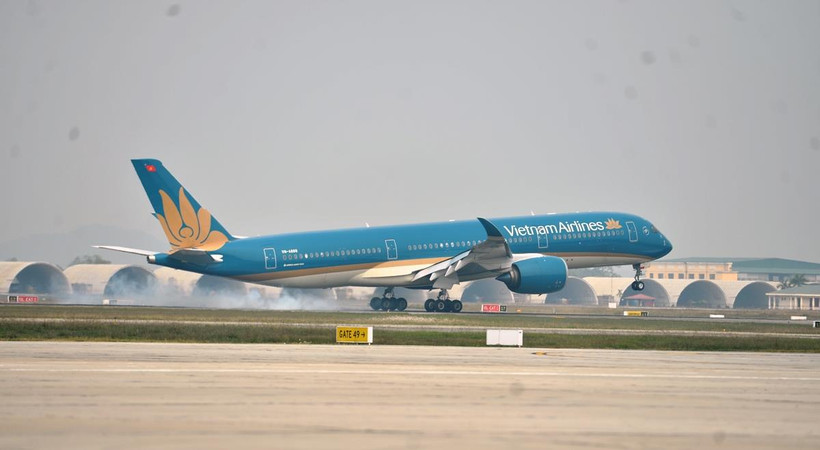 Máy bay Vietnam Airlines hạ cánh tại sân bay Nội Bài. (Ảnh: Việt Hùng/Vietnam+)