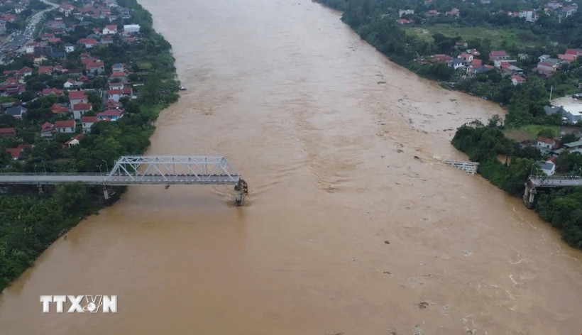 Cầu Phong Châu bắc qua sông Hồng trên Quốc lộ 32C, nối liền hai huyện Lâm Thao và Tam Nông thuộc tỉnh Phú Thọ. (Ảnh: Tạ Toán/TTXVN)