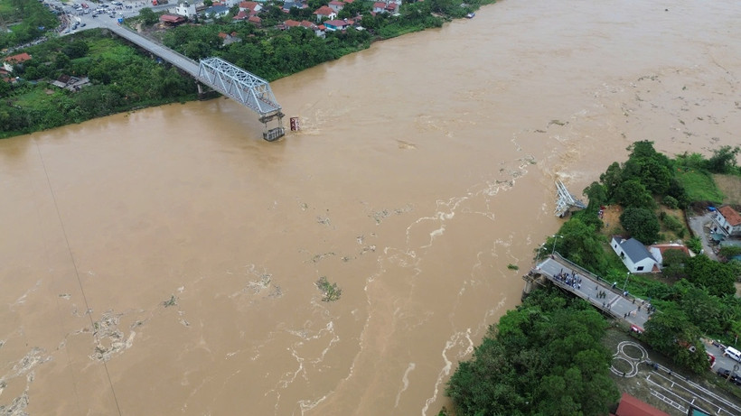 Cầu Phong Châu bắc qua sông Hồng trên Quốc lộ 32C, nối liền hai huyện Lâm Thao và Tam Nông thuộc tỉnh Phú Thọ bị sập. (Ảnh: PV/Vietnam+)