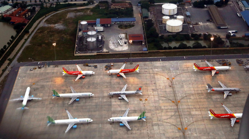 Máy bay nằm sân do ảnh hưởng của dịch COVID-19 tại sân bay Nội Bài. (Ảnh: Huy Hùng/TTXVN)