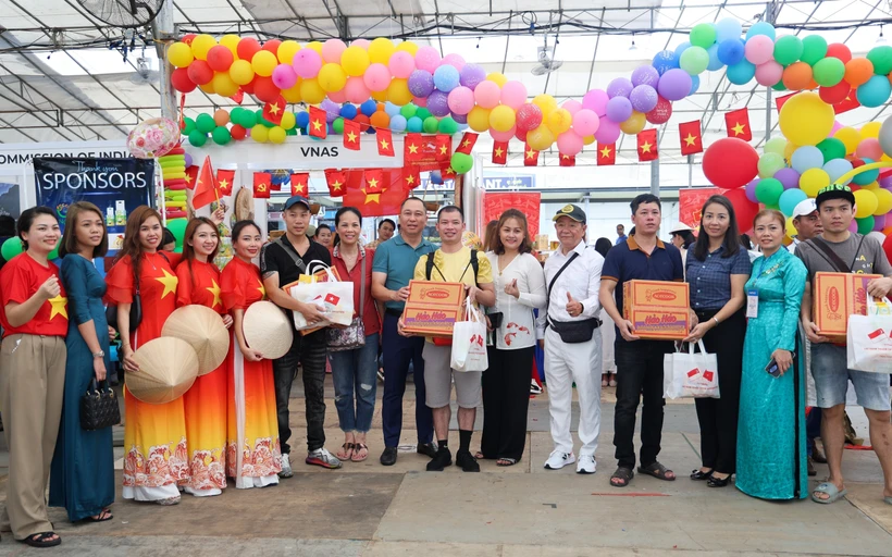 Ban Liên lạc Cộng đồng người Việt tại Singapore lần thứ 2 tham dự Lễ hội với gian hàng được trang trí đặc sắc. (Ảnh: Lê Dương/TTXVN)