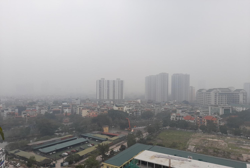 Trời mù mịt từ sáng tới chiều tại khu vực quận Hoàng Mai trong ngày 2/3. (Ảnh: HV/Vietnam+)