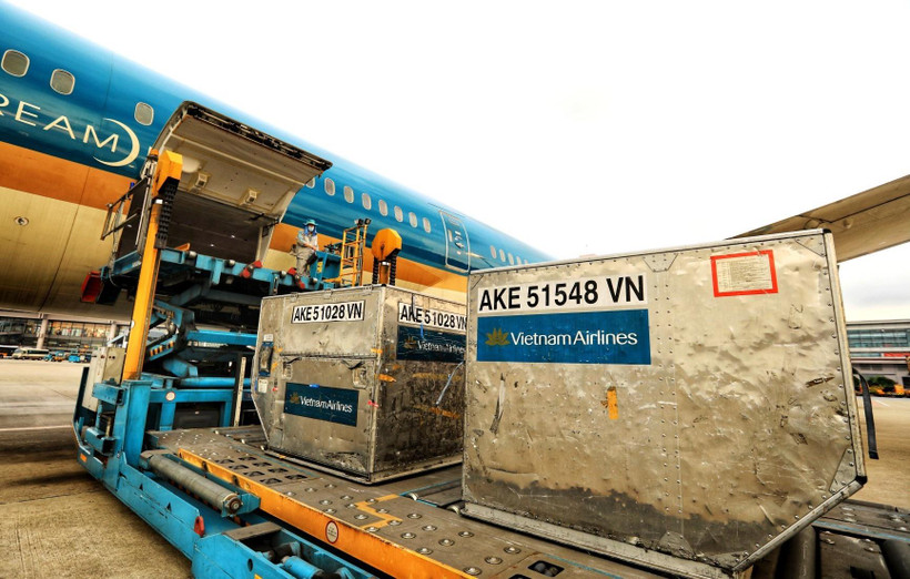 Chuyến bay chuyên chở khẩn cấp số vật tư, thiết bị y tế gồm 2 triệu khẩu trang y tế, 200 máy thở và 10.000kg hóa chất khử khuẩn Chloramine B để giúp Lào ứng phó với dịch COVID-19. (Ảnh: Thành Đạt/TTXVN)