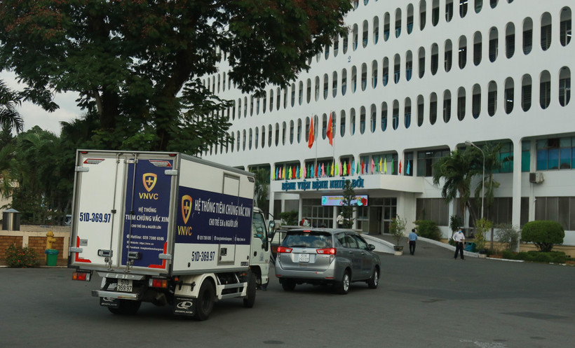 Xe chở vaccine phòng COVID-19 về Bệnh viện Bệnh Nhiệt đới Thành phố Hồ Chí Minh. (Ảnh: Đinh Hằng/TTXVN)