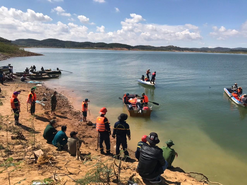 Lực lượng cứu hộ tìm kiếm nạn nhân mất tích trong lòng hồ thủy điện Đại Ninh. (Ảnh minh họa: Đặng Tuấn/TTXVN)