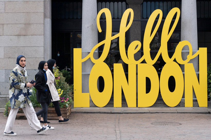 Người dân đi dạo tại London, Anh, ngày 12/4/2021. (Ảnh: THX/TTXVN)