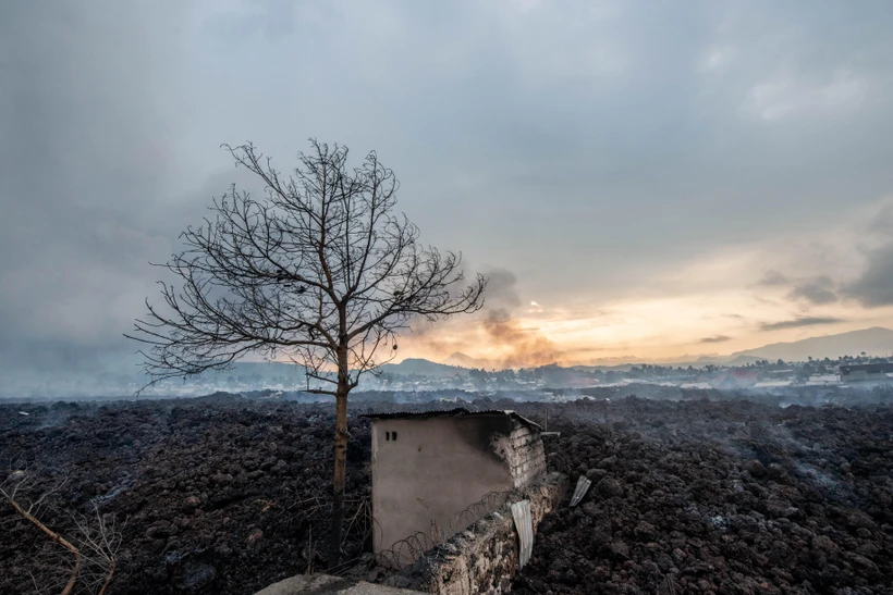 Dung nham phun trào từ núi lửa Nyiragongo tràn xuống khu dân cư tại Goma, CHDC Congo, ngày 23/5/2021. (Ảnh: AFP/TTXVN)