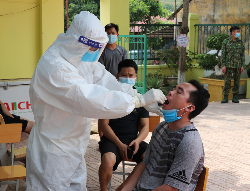 Lấy mẫu xét nghiệm COVID-19. Ảnh minh họa. (Nguồn: TTXVN)