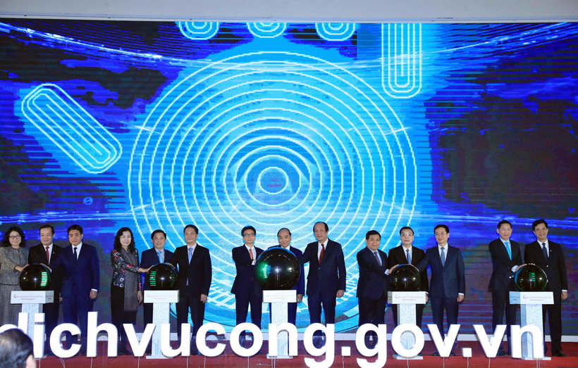 Thủ tướng Nguyễn Xuân Phúc và các đại biểu thực hiện nghi thức khai trương Cổng Dịch vụ công Quốc gia. (Ảnh: Thống Nhất/TTXVN)