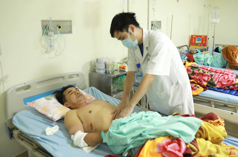 Bác sỹ Khoa Ngoại tổng hợp Bệnh viện Đa khoa tỉnh Vĩnh Phúc thăm khám bệnh nhân vụ tai nạn. (Ảnh: Hoàng Hùng/TTXVN)