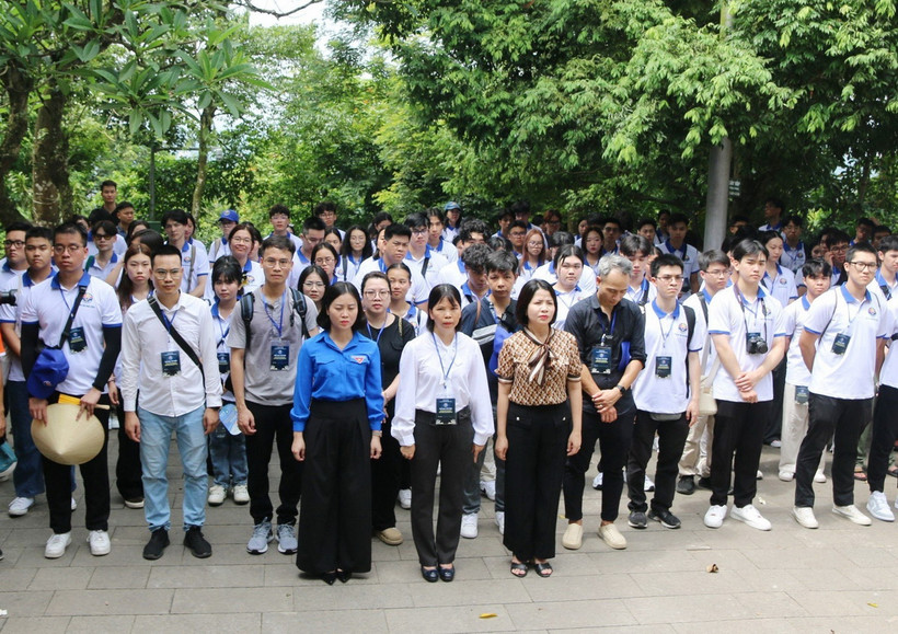 Đoàn thanh niên kiều bào dâng hương tưởng niệm các Vua Hùng tại Khu Di tích lịch sử Quốc gia đặc biệt Đền Hùng, thành phố Việt Trì, tỉnh Phú Thọ. (Ảnh: TTXVN phát)
